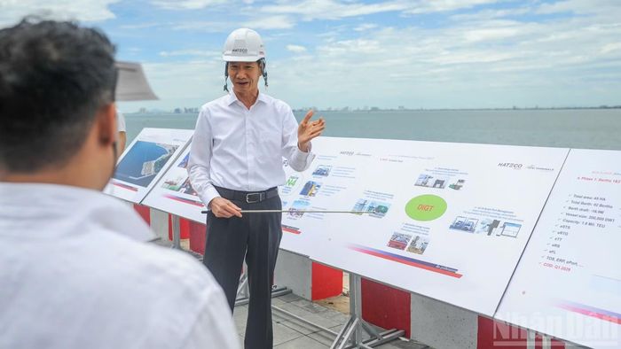 Ông Nguyễn Văn Tiến, đại diện lãnh đạo khai thác vận hành cảng Liên Chiểu trao đổi với các nhà đầu tư trong chuyến khảo sát thực địa về mô hình "Cảng xanh-Cảng thông minh".