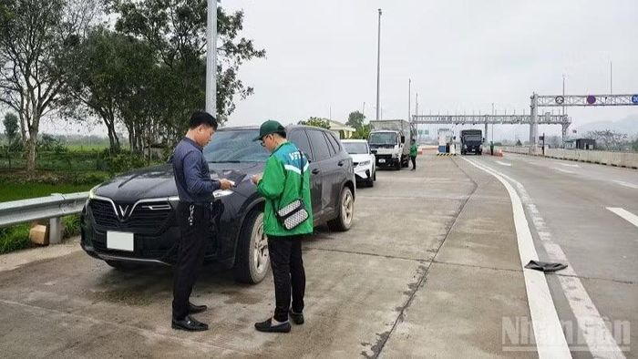 ETC khuyến nghị chủ phương tiện kiểm tra tình trạng thẻ đầu cuối và bảo đảm nguồn tiền thanh toán sẵn sàng trước khi khởi hành để hành trình thuận tiện. (Ảnh: VŨ HUYỀN)