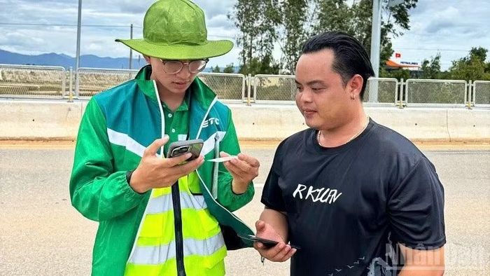 Trong phạm vi được phân công, VETC bố trí nhân sự thường trực, theo dõi hoạt động của hệ thống, phối hợp xử lý giao dịch, đối soát và hỗ trợ chủ phương tiện. (Ảnh: VŨ HUYỀN)