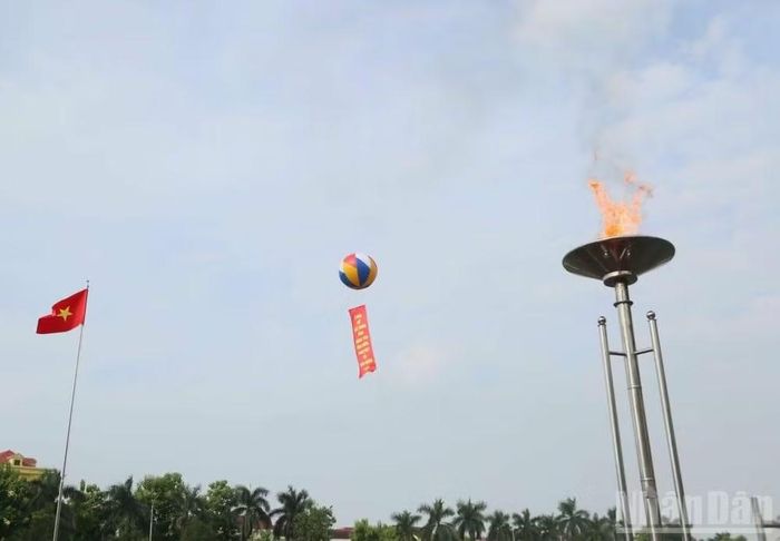 Ngọn lửa đại hội bùng cháy.