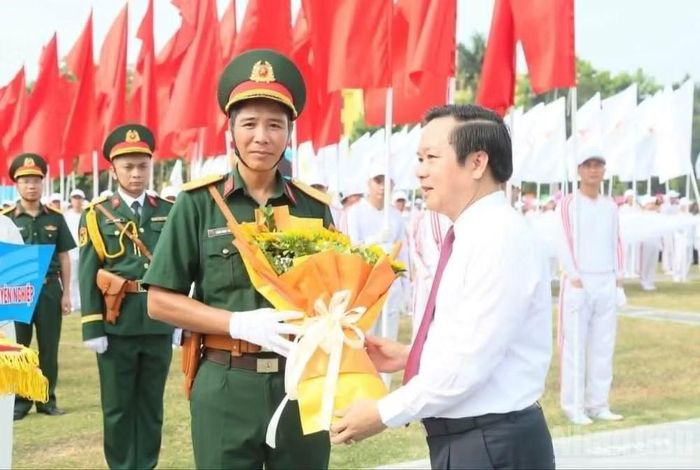 Đồng chí Phạm Quang Ngọc, Ủy viên Ban Chấp hành Trung ương Đảng, Bí thư Tỉnh ủy trao tặng hoa cho các đoàn tham dự đại hội.