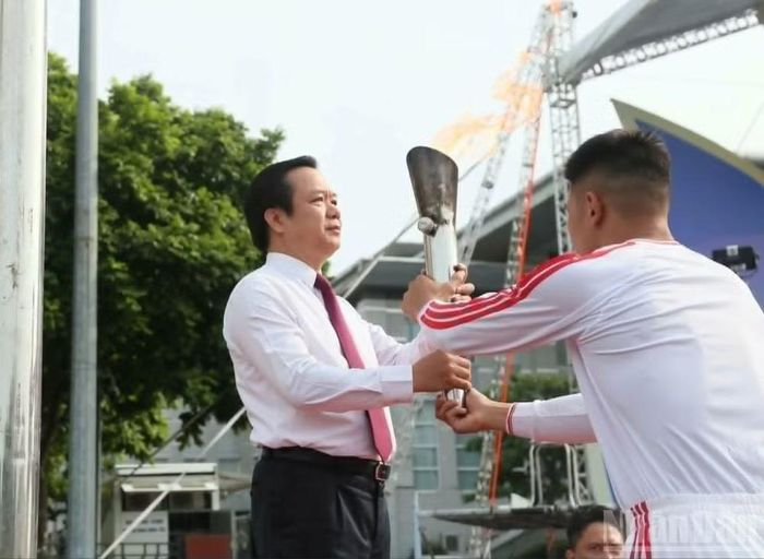 Đồng chí Phạm Quang Ngọc, Ủy viên Trung ương Đảng, Bí thư Tỉnh ủy thực hiện nghi thức châm đuốc vào đài lửa.