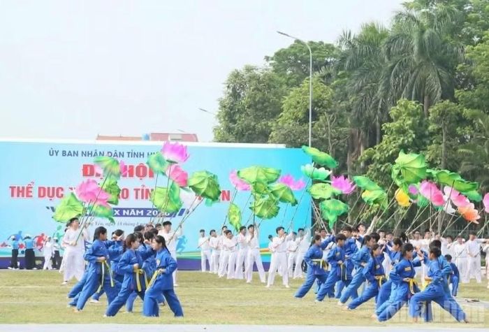 Màn biểu diễn nghệ thuật chào mừng đại hội.