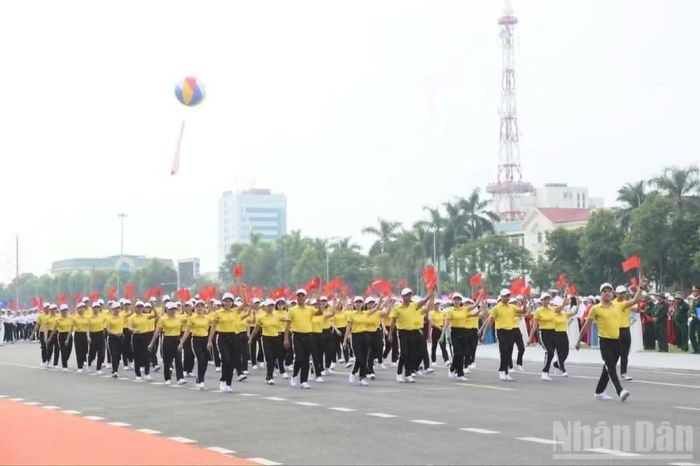  36 khối diễu hành biểu dương lực lượng. 
