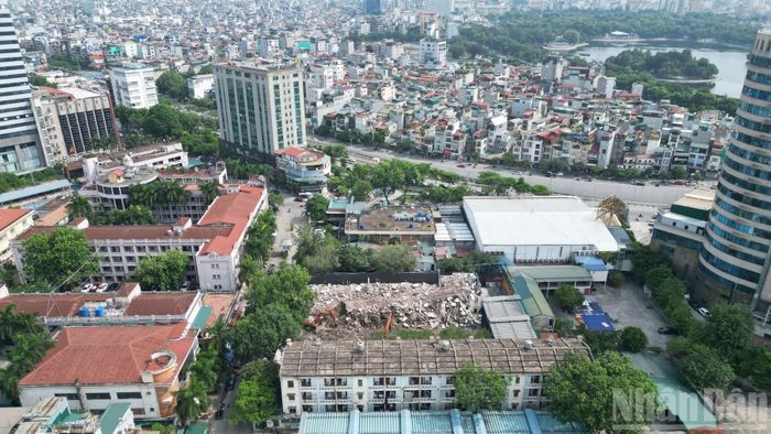 Đây là khu đất nằm tại vị trí giao thông quan trọng, gần Công viên Thống Nhất, hầm chui Kim Liên và các tuyến đường Lê Duẩn, Giải Phóng, Xã Đàn.