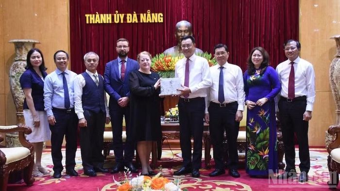 Bí thư Thành ủy Đà Nẵng trao quà tặng chúc mừng Tổng Lãnh sự Maria Mizonova Georgievna kết thúc nhiệm kỳ tại Đà Nẵng và nhận nhiệm vụ mới tại Thành phố Hồ Chí Minh.