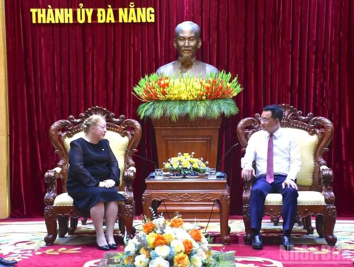 Tổng Lãnh sự Liên bang Nga tại Đà Nẵng Maria Mizonova Georgievna chào kết thúc nhiệm kỳ công tác.