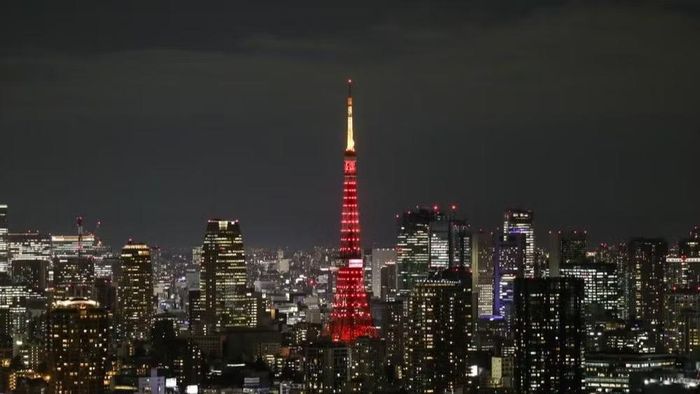 Tháp Tokyo rực rỡ với ánh sáng đỏ chào năm mới. (Ảnh minh họa: Tân Hoa Xã)