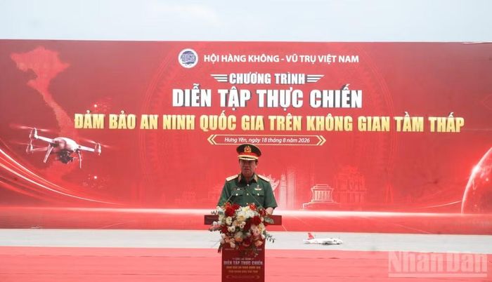 Thượng tướng Võ Văn Tuấn, Phó Chủ tịch Thường trực Hội Hàng không-Vũ trụ Việt Nam phát biểu bế mạc chương trình diễn tập.