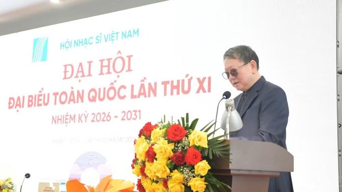 Thiếu tướng, nhạc sĩ Nguyễn Đức Trịnh, Chủ tịch Hội Nhạc sĩ Việt Nam phát biểu khai mạc. (Ảnh: VIỆT SỸ)