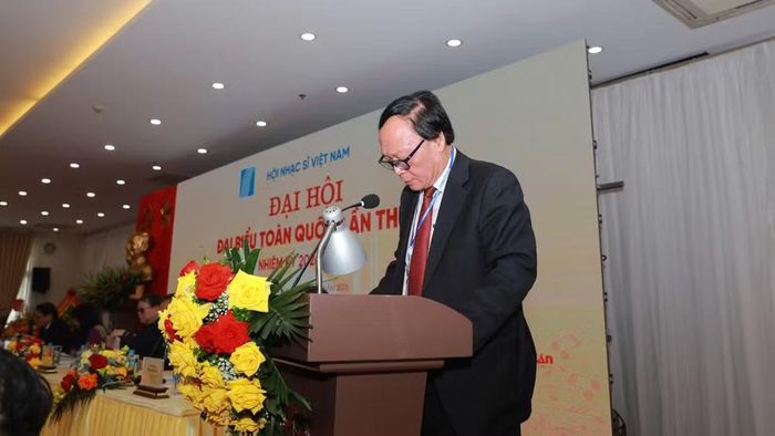Nghệ sĩ Nhân dân, nhạc sĩ Phạm Ngọc Khôi, Phó Chủ tịch Hội Nhạc sĩ Việt Nam trình bày báo cáo. (Ảnh: VIỆT SỸ)