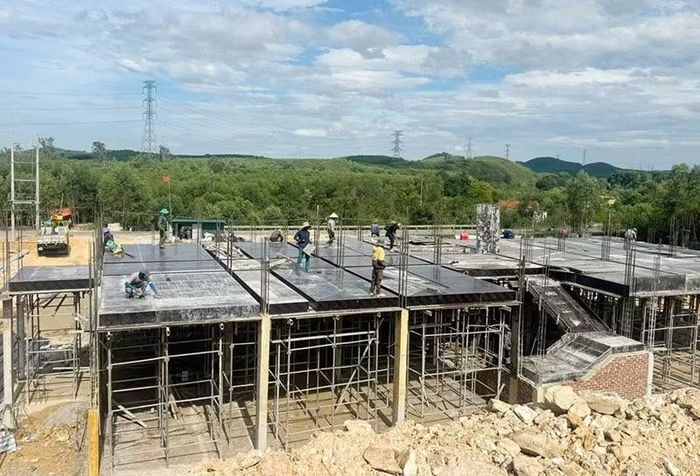 Thi công nhà làm việc 4 tầng của trụ sở Công an xã Kim Ngân. Điểm công trình này có tiến độ hoàn thành thuộc nhóm đầu.(Ảnh: LÂM QUANG HUY)