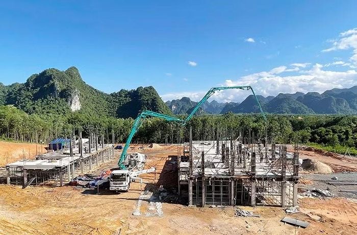 Trên công trường xây dựng trụ sở Công an xã Kim Phú giữa tháng 8/2026. (Ảnh: LÂM QUANG HUY)