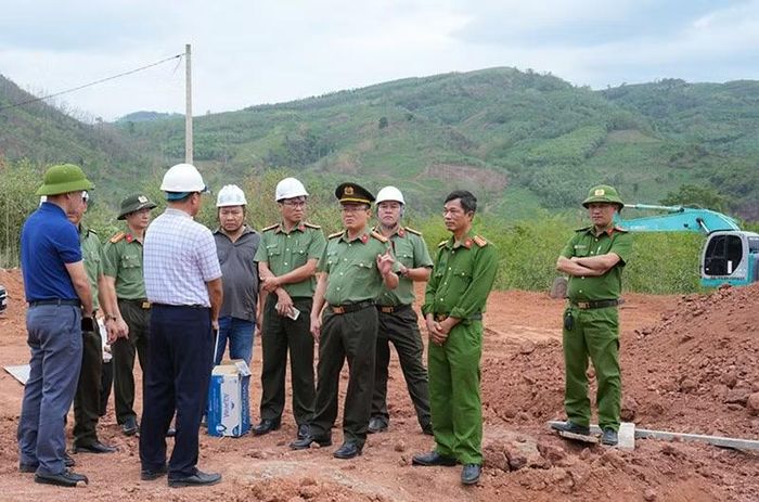 Đại tá Nguyễn Quốc Quyết, Phó Giám đốc Công an tỉnh Quảng Trị kiểm tra, đốc thúc đẩy nhanh tiến độ xây dựng các trụ sở Công an xã. (Ảnh: LÂM QUANG HUY)