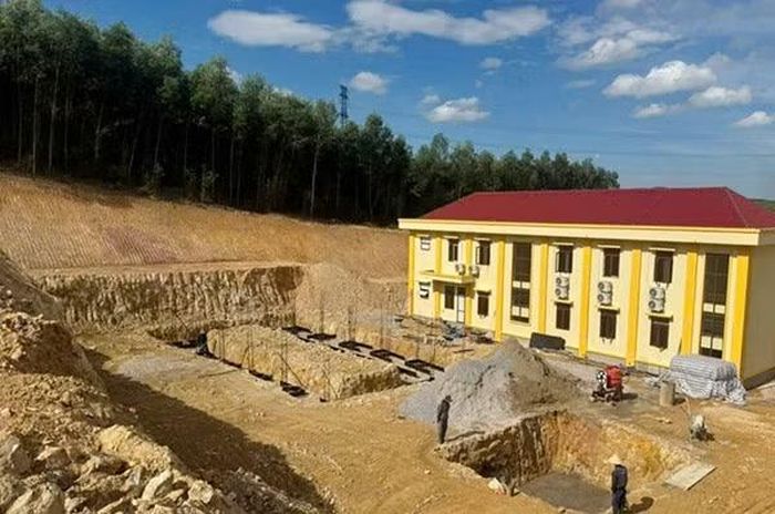 Khối nhà 2 tầng, một trong những hạng mục của trụ sở Công an xã Kim Ngân đã xây dựng hoàn thành. (Ảnh: LÂM QUANG HUY)