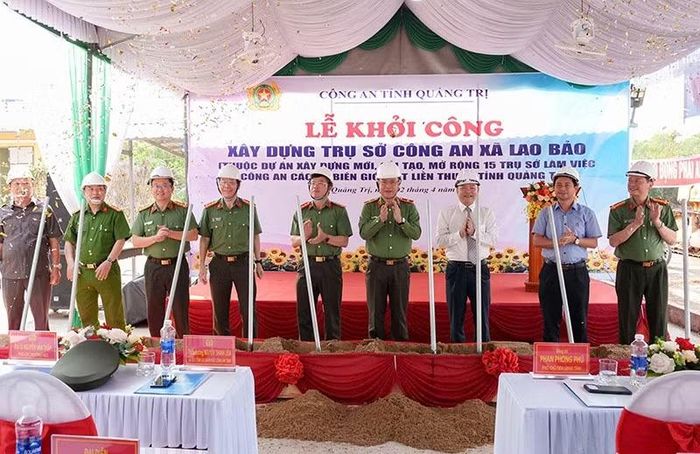 Ban giám đốc Công an Quảng Trị cùng lãnh đạo tỉnh thực hiện nghi thức khởi công xây dựng trụ sở Công an xã Lao Bảo. (Ảnh: LÂM QUANG HUY)