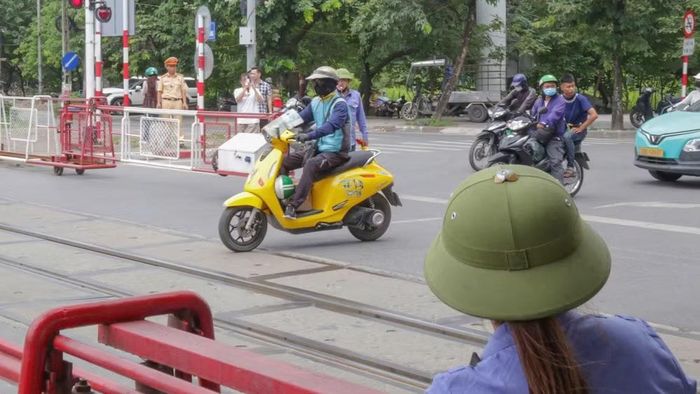 Lực lượng chức năng đã tổ chức phát hàng trăm tờ rơi cảnh báo nguy cơ tai nạn