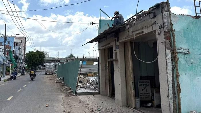 Một vài hộ dân có nhà nằm trên tuyến đường Nguyễn Duy, phường Phú Định, phía giáp bờ kênh đang tích cực bàn giao mặt bằng cho đơn vị thi công Dự án cải tạo bờ bắc kênh Đôi. (Ảnh: VÕ LÊ)
