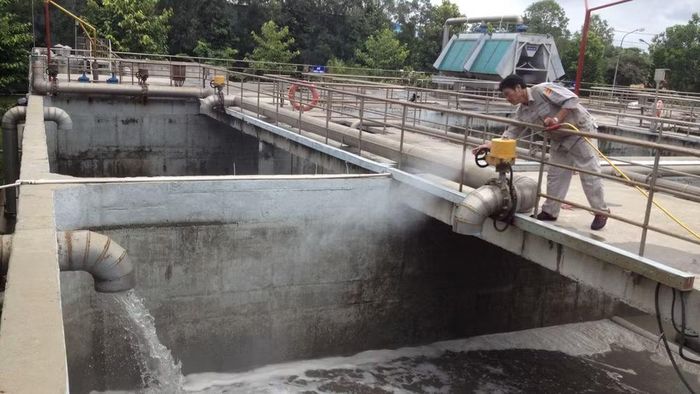 Kiểm tra hệ thống nước thải tại các Khu công nghiệp nhằm bảo đảm chất lượng nước thải trước khi thải ra môi trường. (Ảnh: VÕ LÊ)