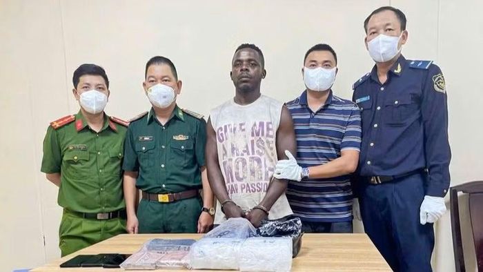Lực lượng chức năng bắt giữ đối tượng Izuchukwu Calistus Odionye. (Ảnh: Đội Kiểm soát Hải quan, Chi cục Hải quan khu vực IX)