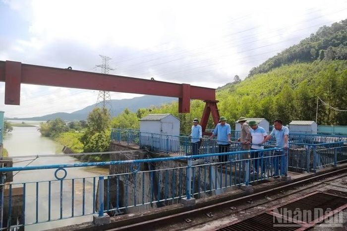 Nhân lực của Công ty trách nhiệm hữu hạn một thành viên sông Chu kiểm tra hệ thống xả tràn của công trình thủy lợi. (Ảnh: Mai Luận)