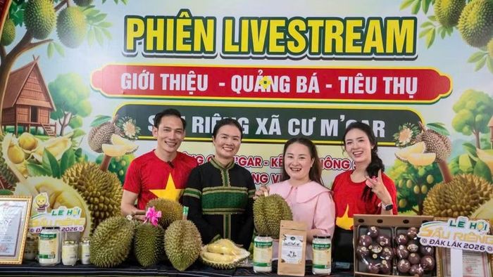 Phiên livestream giới thiệu, quảng bá và tiêu thụ sầu riêng của xã Cư M'gar. (Ảnh: CTV)