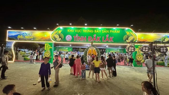 Khu trưng bày, quảng bá và giới thiệu chuyên ngành sầu riêng và sản phẩm OCOP, trong khuôn khổ Lễ hội Sầu riêng Đắk Lắk năm 2026. (Ảnh: CTV)