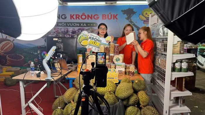Phiên livestream giới thiệu, quảng bá và tiêu thụ sầu riêng của xã Krông Búk tại Khu trưng bày, quảng bá và giới thiệu chuyên ngành sầu riêng và sản phẩm OCOP, trong khuôn khổ Lễ hội Sầu riêng Đắk Lắk năm 2026. (Ảnh: CTV)