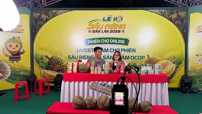 Từ những phiên livestream, sầu riêng Đắk Lắk đang có thêm cơ hội tiếp cận người tiêu dùng trên cả nước, và không chỉ tạo điểm nhấn mới cho xúc tiến thương mại tại Lễ hội Sầu riêng Đắk Lắk năm 2026, mà còn hướng đến hình thành lực lượng thương mại điện tử ngay từ cơ sở. (Ảnh: CTV)
