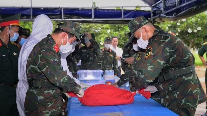 Các đội lấy mẫu ADN thuộc Ban Chỉ đạo 515 tỉnh An Giang làm nhiệm vụ. (Ảnh: PHƯƠNG VŨ).