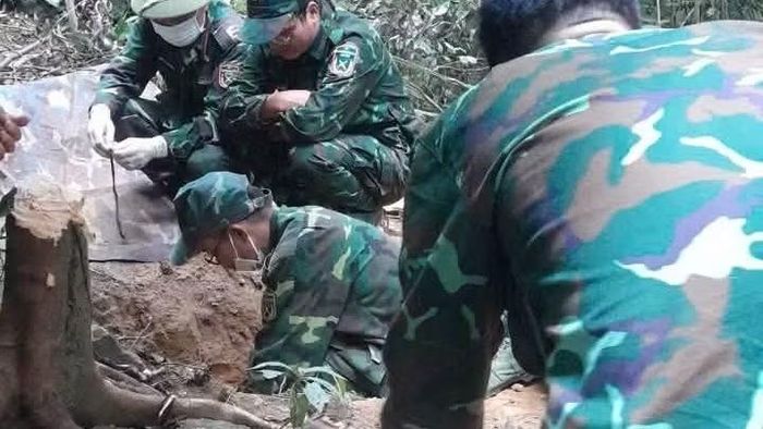Các lực lượng tiến hành khai quật tìm kiếm hài cốt liệt sĩ. (Ảnh: Quốc Khánh)