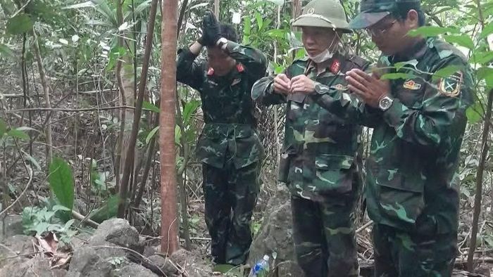 Cán bộ, chiến sĩ Đội K51 và lực lượng chức năng dâng hương trước khi khai quật tìm kiếm hài cốt liệt sĩ. (Ảnh: Quốc Khánh)