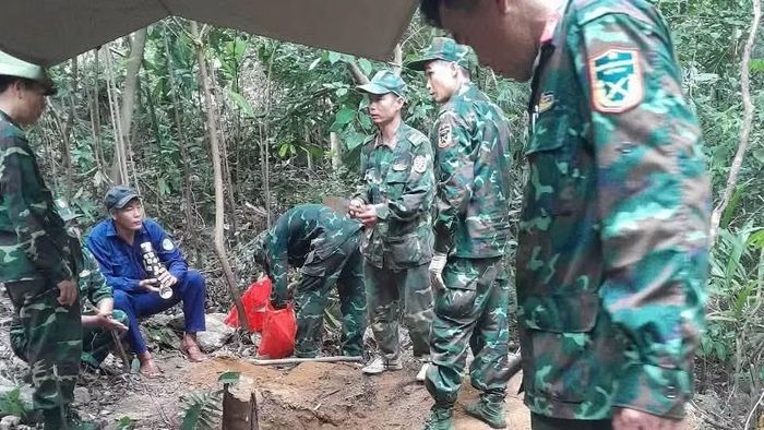 Các lực lượng tham gia khai quật tìm kiếm hài cốt liệt sĩ. (Ảnh: Quốc Khánh)