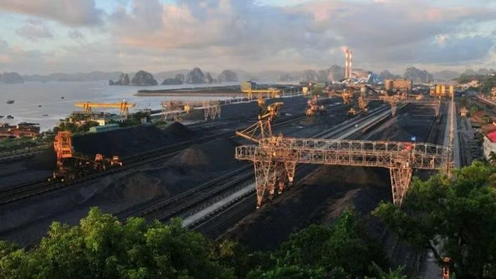 Hệ thống kho chứa than và máy đánh đống, rót than hiện đại của Công ty Tuyển than Cửa Ông. (Ảnh Quang Thọ)
