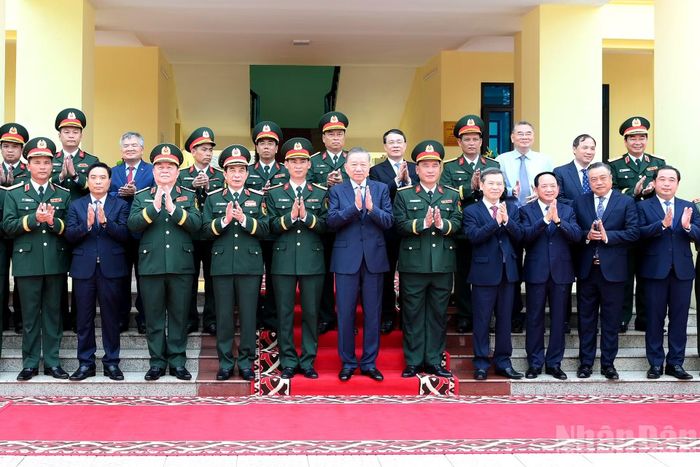 Tổng Bí thư, Chủ tịch nước Tô Lâm với các đại biểu tham dự cuộc làm việc với Sư đoàn 308, Quân đoàn 12, Bộ Quốc phòng.