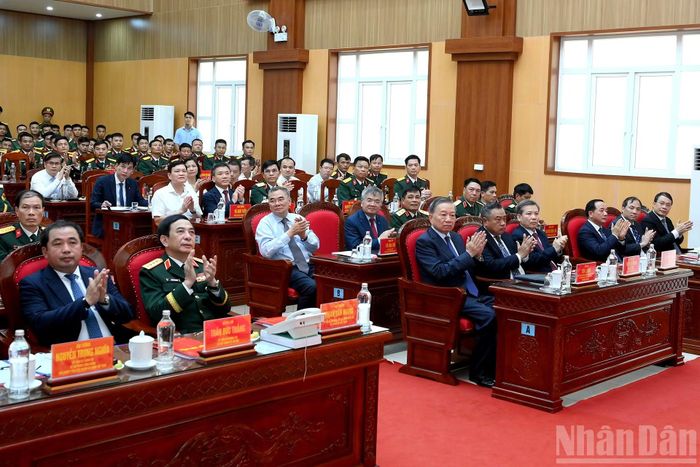 Tổng Bí thư, Chủ tịch nước Tô Lâm với các đại biểu tham dự cuộc làm việc với Sư đoàn 308, Quân đoàn 12, Bộ Quốc phòng.
