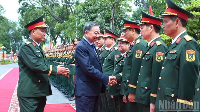 Tổng Bí thư, Chủ tịch nước Tô Lâm, Bí thư Quân ủy Trung ương với cán bộ chỉ huy Sư đoàn 308, Quân đoàn 12, Bộ Quốc phòng. (Ảnh: ĐĂNG KHOA)