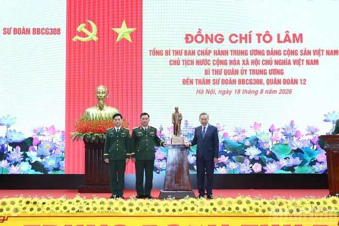 Tổng Bí thư, Chủ tịch nước Tô Lâm trao bức tượng Chủ tịch Hồ Chí Minh tặng Sư đoàn 308.
