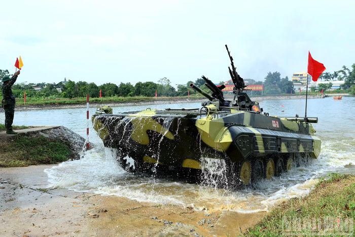Đơn vị bộ binh cơ giới thuộc Sư đoàn 308 thực hành vượt chướng ngại nước.