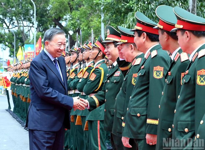 Tổng Bí thư, Chủ tịch nước Tô Lâm, Bí thư Quân ủy Trung ương, với lãnh đạo Bộ Quốc phòng và Quân đoàn 12.