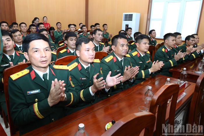Các đại biểu tham dự cuộc làm việc.