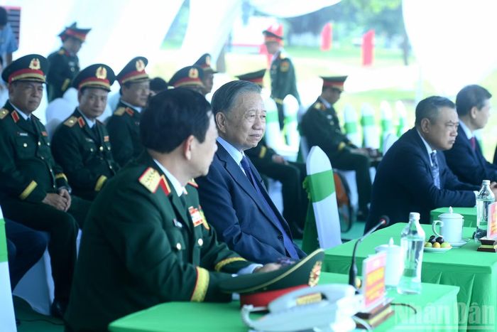 Tổng Bí thư, Chủ tịch nước Tô Lâm và các đại biểu tham quan Đại đội bộ binh cơ giới thực hành vượt chướng ngại nước.
