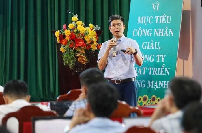 Phó Giáo sư, Tiến sĩ Hoàng Văn Thắng, Viện trưởng Viện Nghiên cứu Lâm sinh giới thiệu tổng quan về hệ thống chứng chỉ rừng PEFC... (Ảnh: LÊ LAN)