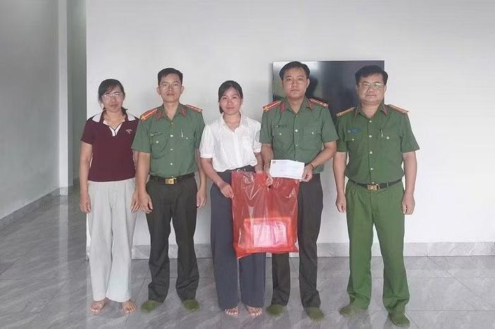 Công an tỉnh Điện Biên trao quà, động viên cán bộ Công an Điện Biên đang điều trị bệnh hiểm nghèo. (Ảnh: LÊ LAN)
