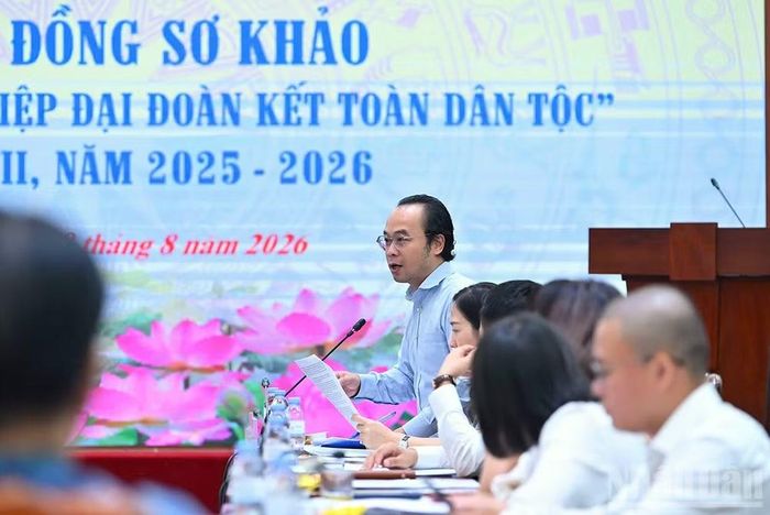 Các thành viên Hội đồng Sơ khảo thảo luận, trao đổi tại phiên họp. (Ảnh: LINH PHAN)