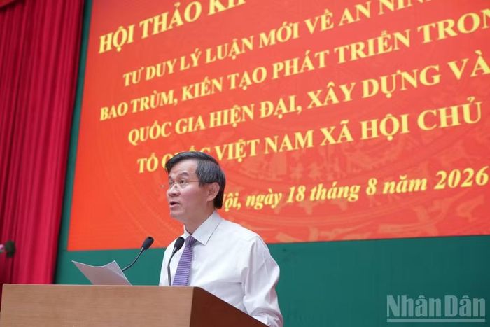 Đồng chí Đoàn Minh Huấn phát biểu định hướng tại hội thảo. (Ảnh: HẢI ĐĂNG)