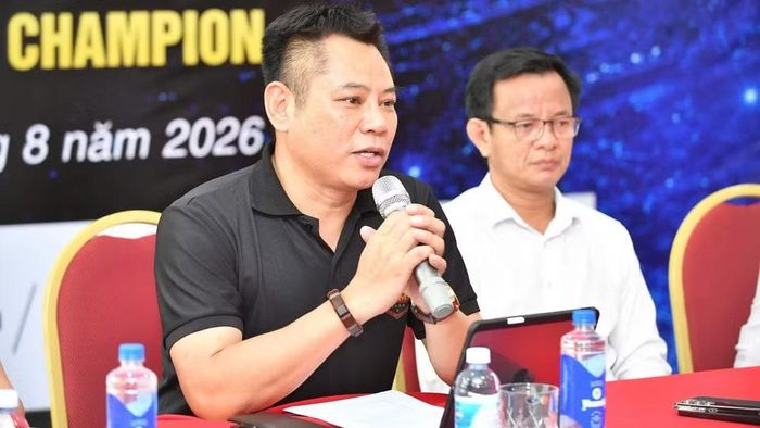 Võ sư, trọng tài quốc tế Đặng Tam Thuận, Chủ tịch Học viện quốc tế Võ thuật Việt Nam, Trưởng Ban tổ chức giải trả lời báo chí tại buổi họp báo. (Ảnh: THÁI DƯƠNG)