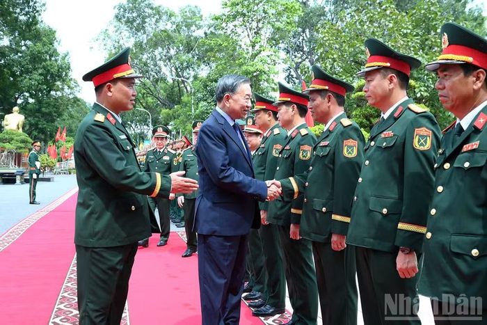 Tổng Bí thư, Chủ tịch nước Tô Lâm với cán bộ chỉ huy Sư đoàn 308, Quân đoàn 12, Bộ Quốc phòng. (Ảnh: ĐĂNG KHOA)