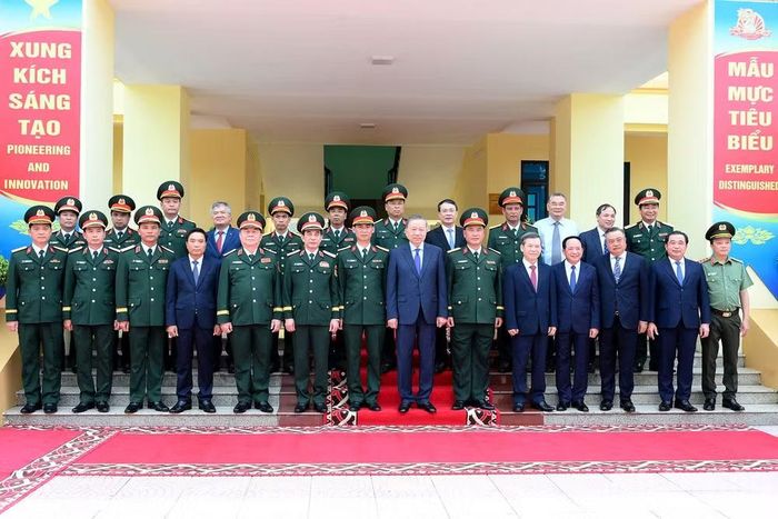 Tổng Bí thư, Chủ tịch nước Tô Lâm với các đại biểu tham dự cuộc làm việc với Sư đoàn 308, Quân đoàn 12, Bộ Quốc phòng. (Ảnh: ĐĂNG KHOA)