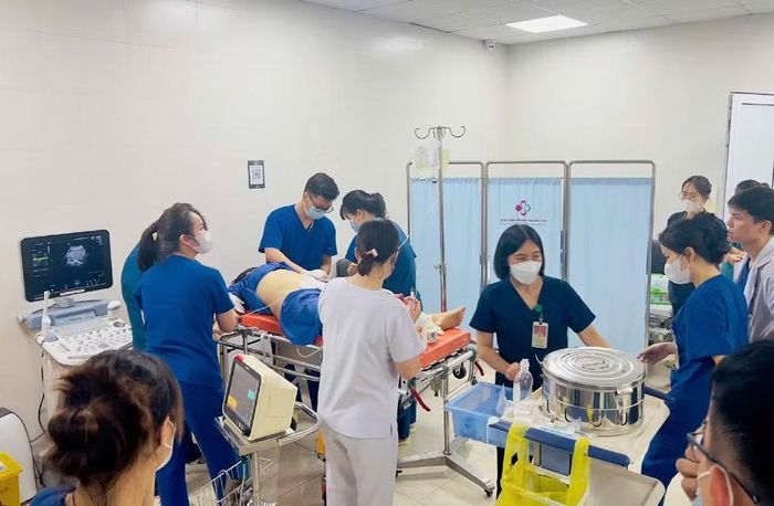 Các y, bác sĩ Bệnh viện Sản Nhi Phú Thọ kích hoạt báo động đỏ cấp cứu cho người bệnh. (Ảnh: Ngọc Long)